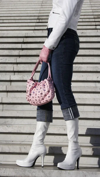 Botas brancas com bolsa — Fotografia de Stock