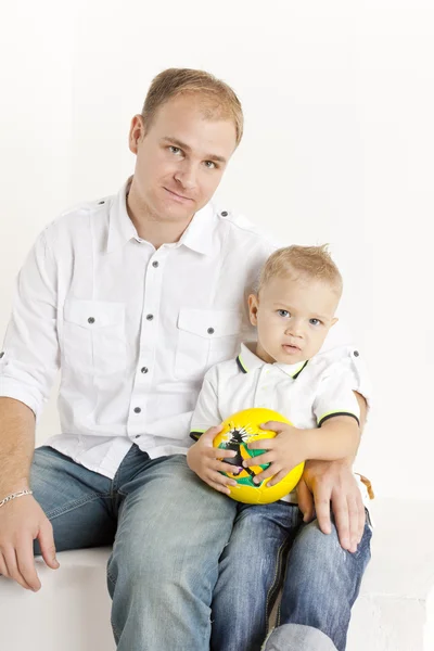 Padre con il suo piccolo figlio — Foto Stock