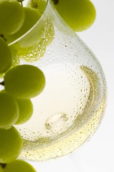 Vinho branco e uva — Fotografia de Stock