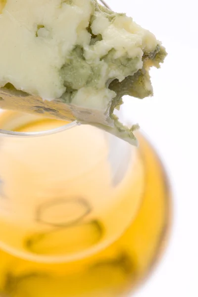 Vino con queso roquefort —  Fotos de Stock