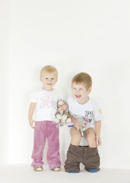 Bambini in piedi — Foto Stock