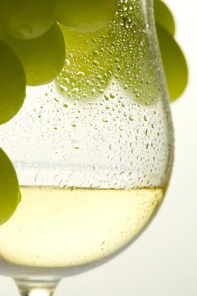 Біле вино і виноград — стокове фото