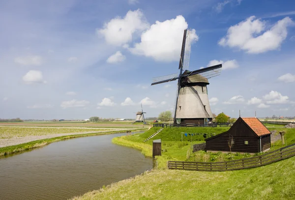Větrné elektrárny poblíž alkmaar, Nizozemsko — Stock fotografie