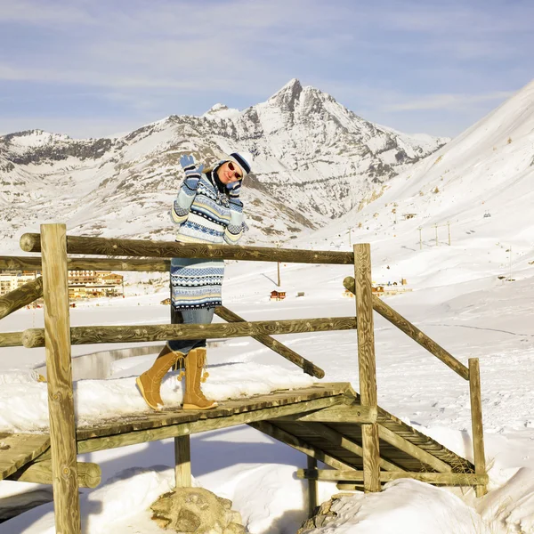Женщина в зимних горах — стоковое фото