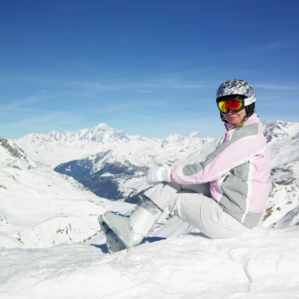 Kvinna skidåkare — Stockfoto