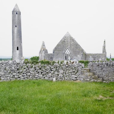 kilmacduagh manastır kalıntıları