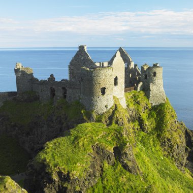 dunluce kalesi kalıntıları