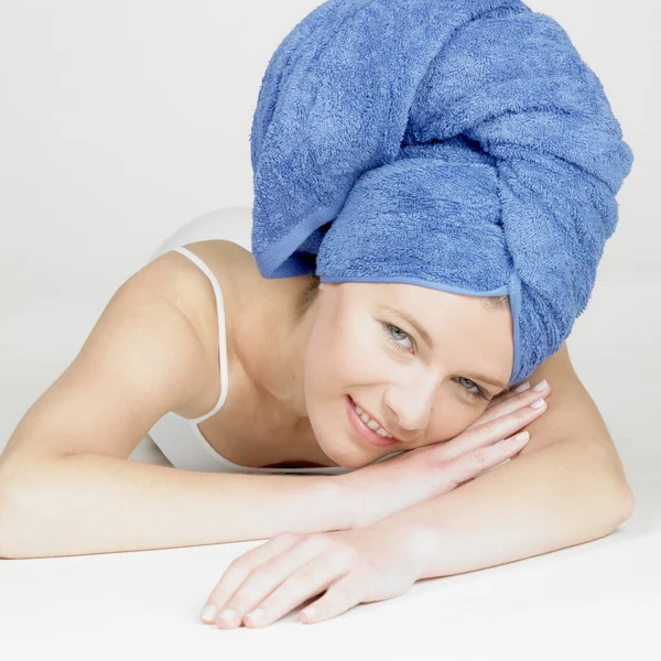 Γυναίκα με πετσέτα στο κεφάλι — Φωτογραφία Αρχείου