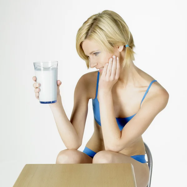Donna con un bicchiere di latte — Foto Stock