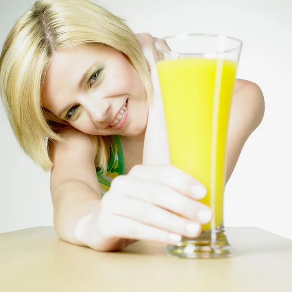 Bir bardak meyve suyu ile kadın — Stok fotoğraf