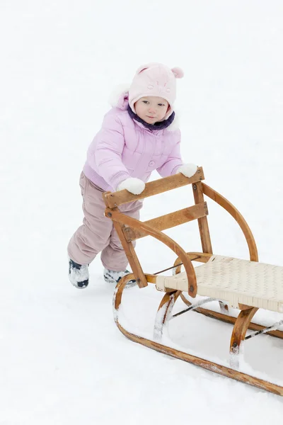 Маленька дівчинка з санками — стокове фото