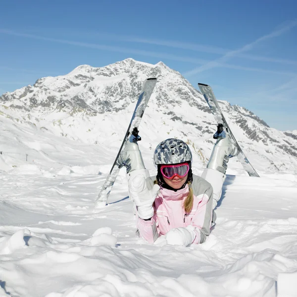 Kadın kayakçı — Stok fotoğraf