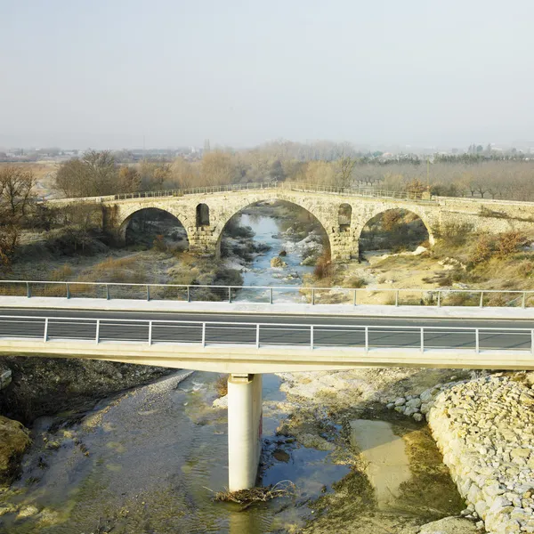 Pont Julien with the new road bridge — Stock Photo, Image