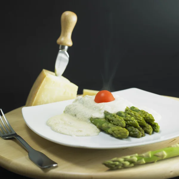 Зелений аспаргус з пармезанським соусом — стокове фото