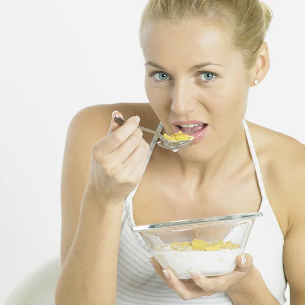 콘플레이크를 먹는 여자 — 스톡 사진