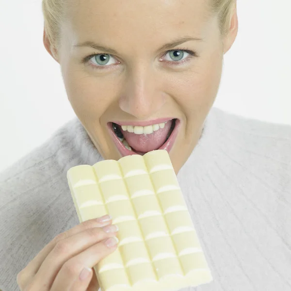 Mujer con chocolate blanco — Foto de Stock