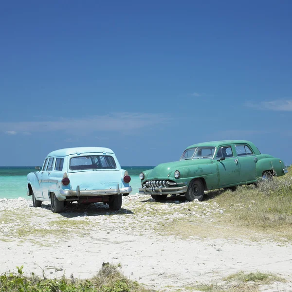 Gamla bilar, playa del este, Havanna-provinsen, Kuba Stockbild