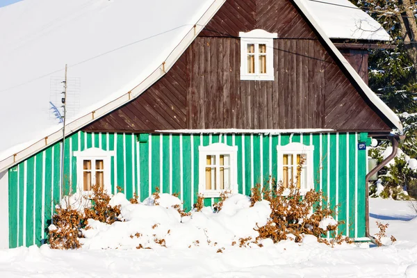 Коттедж зимой — стоковое фото