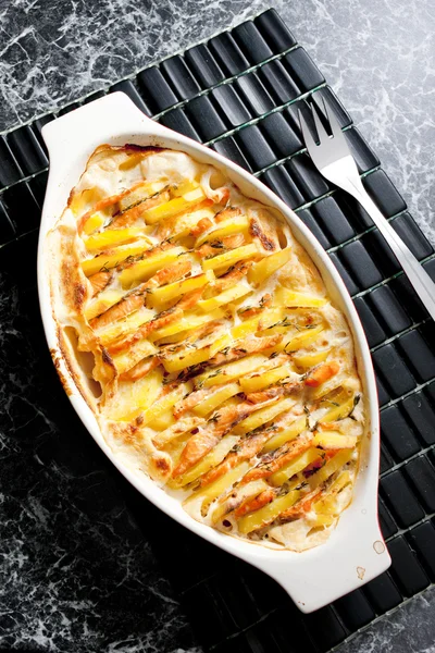Fırında patates ve somonu — Stok fotoğraf