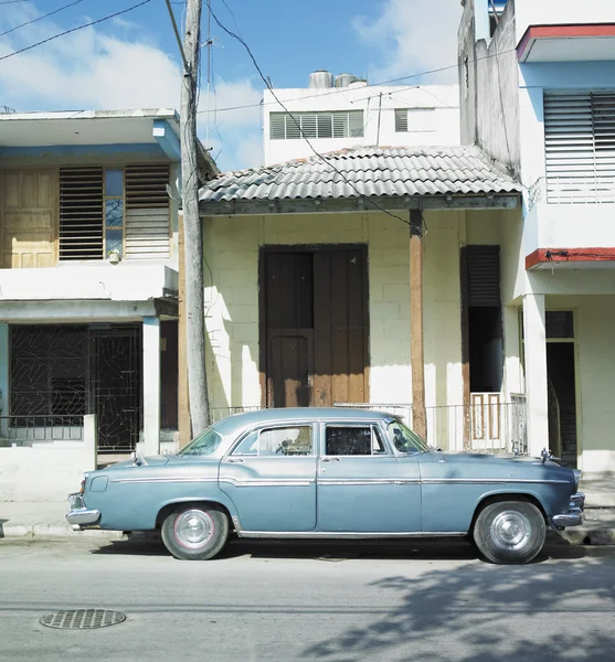Stary samochód w guant — Zdjęcie stockowe