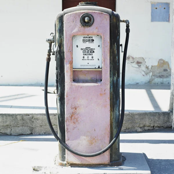Old petrol station, Holgu — Stock Photo, Image