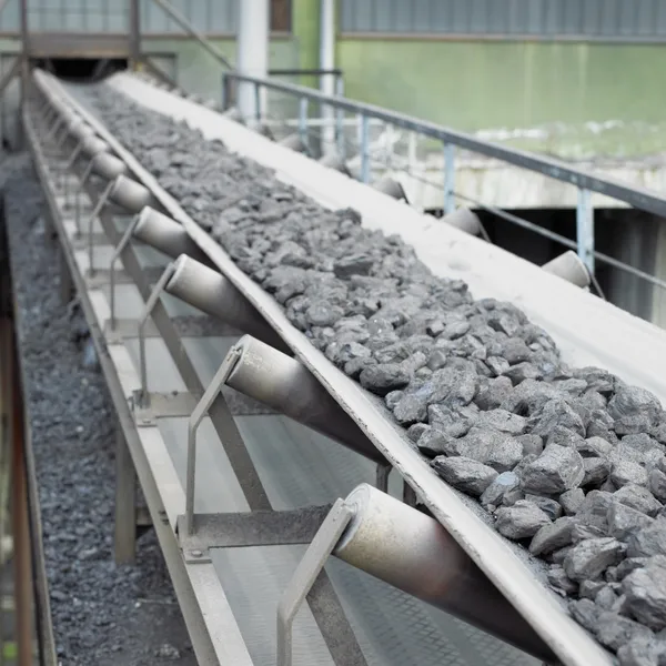 Погрузка угля — стоковое фото