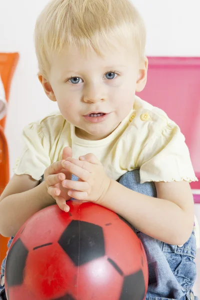 Μικρό παιδί με μια μπάλα — Φωτογραφία Αρχείου