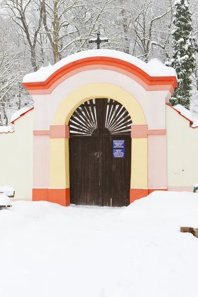 教会は聖者ピーターおよびポール、lisna、チェコ共和国の庭 — ストック写真