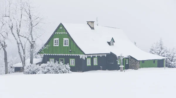 Vakantiehuis in de winter — Stockfoto