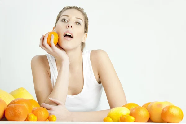 Vrouw met citrusvruchten — Stockfoto