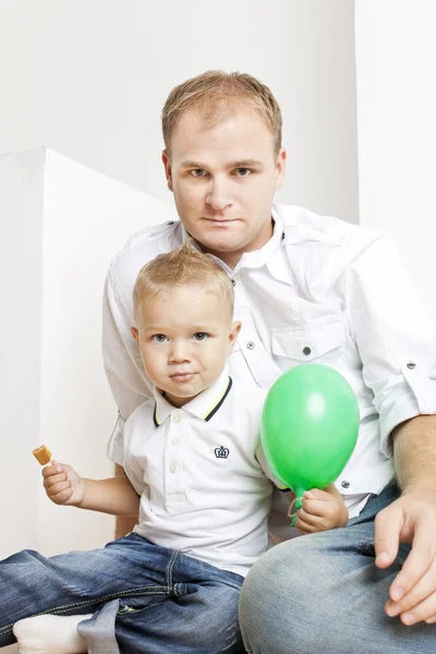 Porträt des Vaters mit seinem kleinen Sohn — Stockfoto