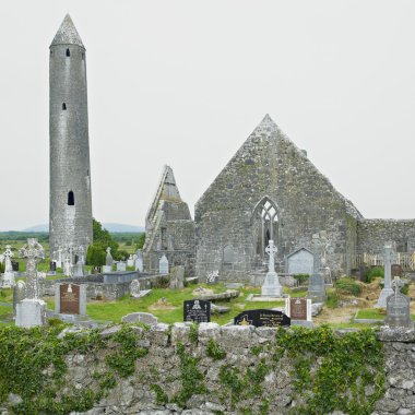 kilmacduagh Manastırı, county galway, İrlanda kalıntıları