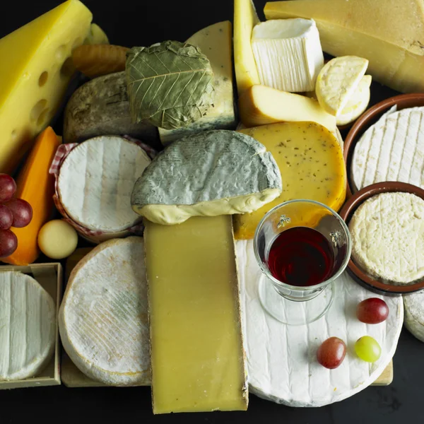 Bodegón de queso con vino tinto —  Fotos de Stock