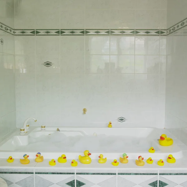 Vasca da bagno con anatre di gomma — Foto Stock