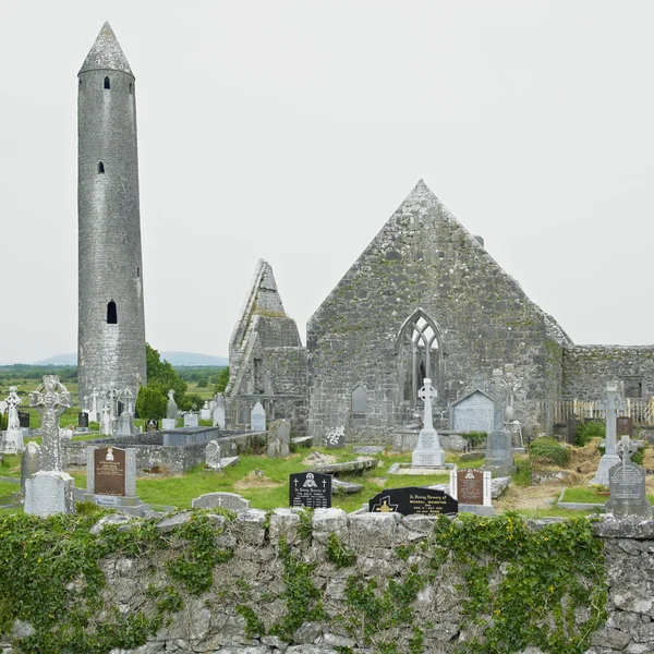 Ruïnes van kilmacduagh klooster, county galway, Ierland — Stockfoto