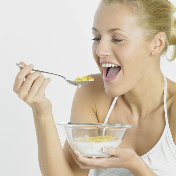 Γυναίκα τρώει κορν φλέικς — Φωτογραφία Αρχείου