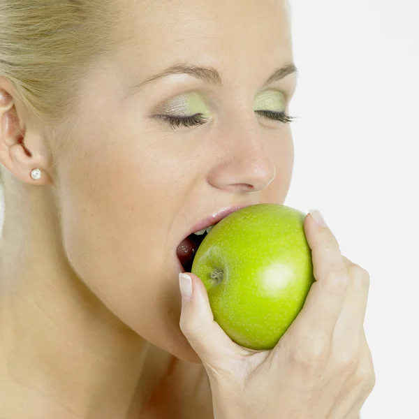 Frau mit einem Apfel — Stockfoto