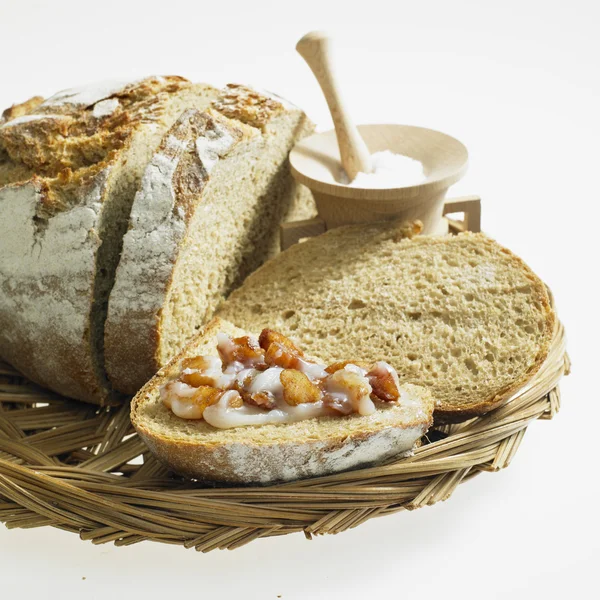 Хліб з салатом і обрізами — стокове фото