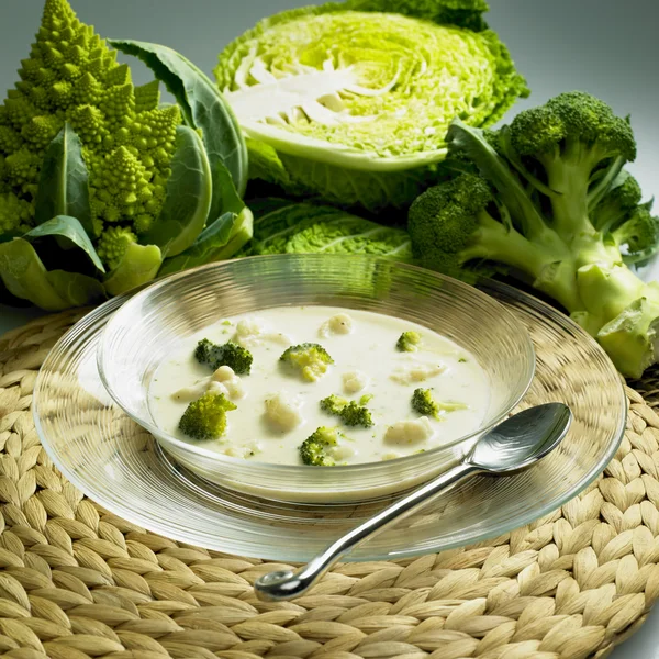 Суп з цвітної капусти та брокколі — стокове фото