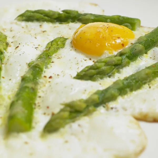 Egg omelet with green aspargus — Stock Photo, Image