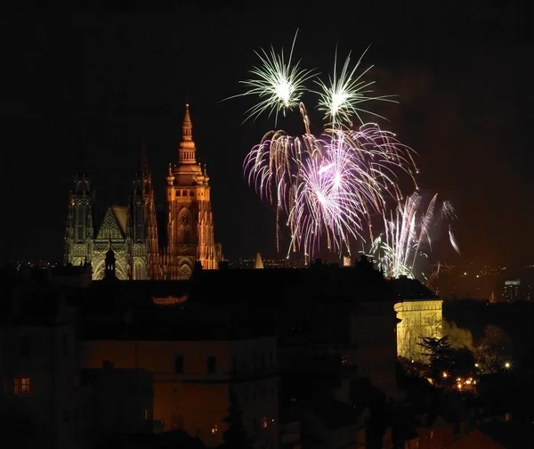 Yeni yıl havai fişekleri, Hradcany, Prag, Çek Cumhuriyeti — Stok fotoğraf
