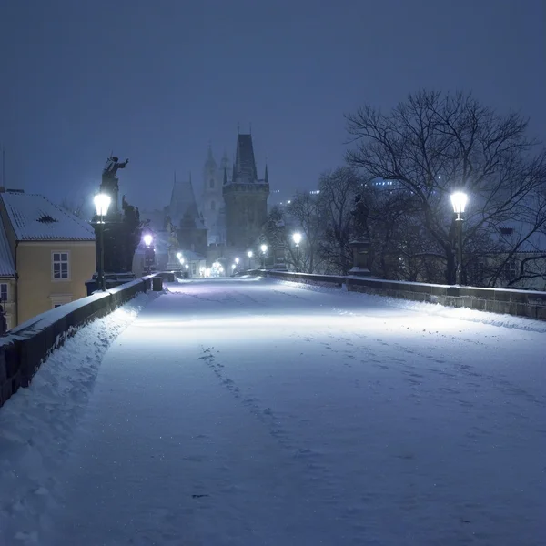 Charles bridge kış, prague, Çek Cumhuriyeti — Stok fotoğraf