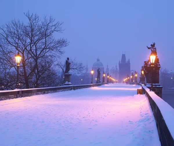 Karlův most v zimě, Praha, Česká republika — Stock fotografie