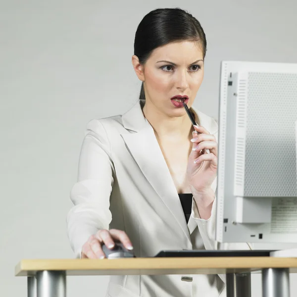 Femme d'affaires à l'ordinateur — Photo