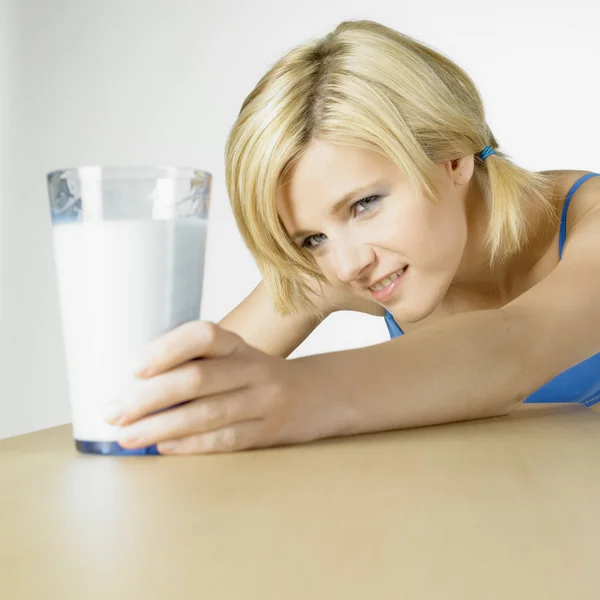 Mujer con un vaso de leche —  Fotos de Stock