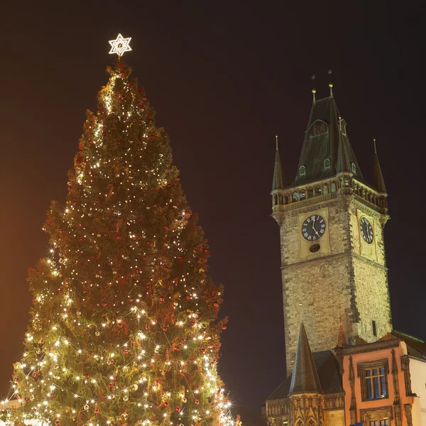 Oude stadsplein op kerst tijd, Praag, Tsjechië — Stockfoto