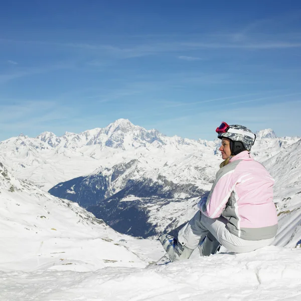 Kadın kayakçı, Alp Dağları, savoie, Fransa — Stok fotoğraf