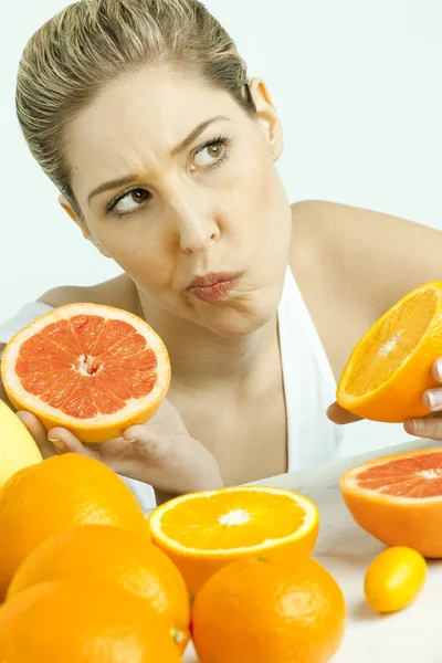Retrato de mulher jovem com citrinos — Fotografia de Stock
