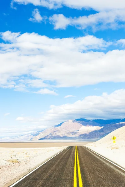Road, death valley national park, Californië, Verenigde Staten — Stockfoto