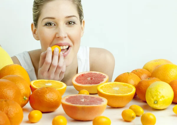 Porträtt av ung kvinna med citrusfrukter — Stockfoto